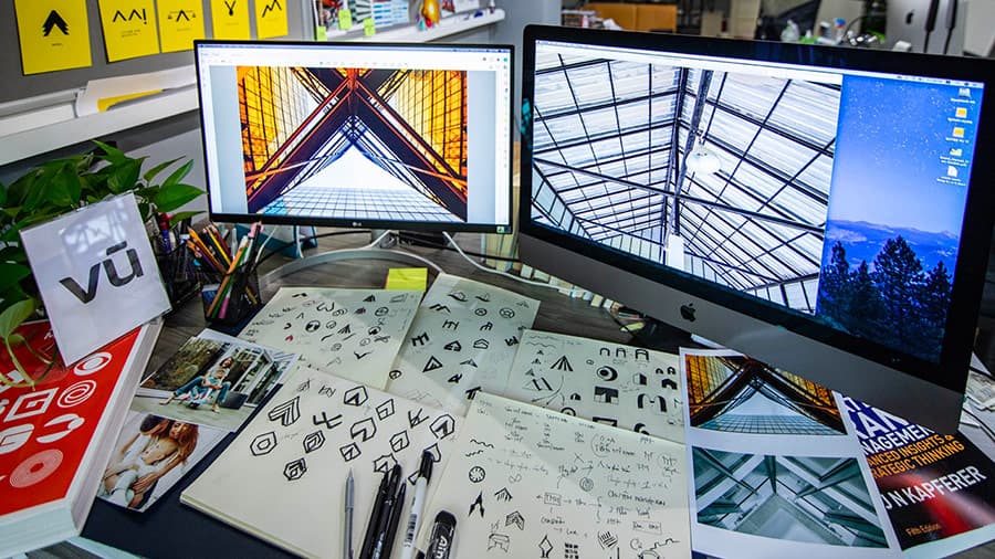 Không gian phác thảo và sáng tạo logo trên giấy của hoạ sĩ tại Vũ Digital
