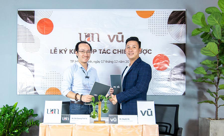 Lễ ký kết thực hiện dự án tái định vị thương hiệu UAN giữa Mr Bùi Quang Tinh Tú và Mr Quyền Vũ, mang tới một nhận diện hình ảnh và chiến lược thương hiệu đột phá, hỗ trợ UAN thực hiện thành công nhiều dự án lớn tới cộng đồng.