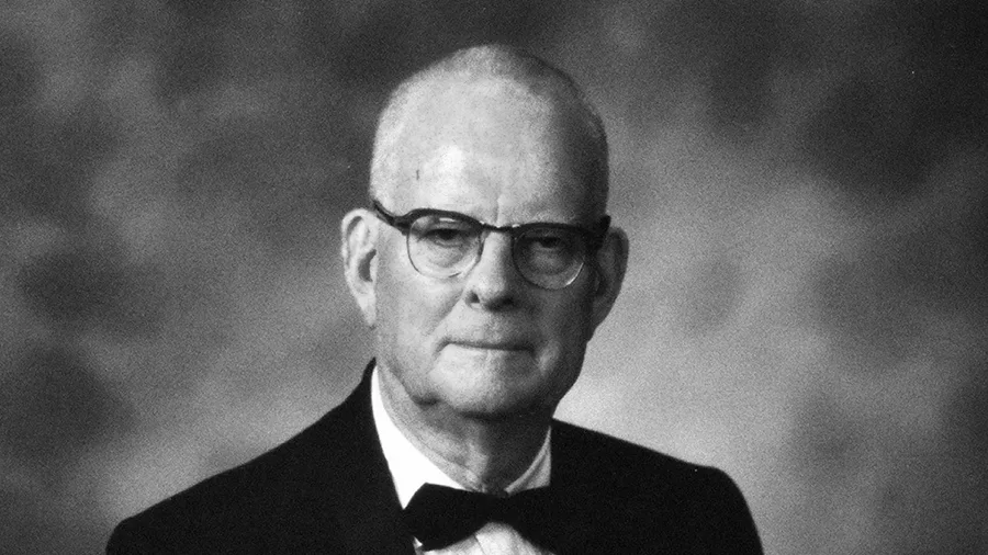 Tiến sĩ W. Edwards Deming, một nhà khoa học thống kê, đã đến Nhật Bản với mục tiêu điều tra dân số sau thế chiến thứ hai, ông đã truyền dạy quy trình kiểm soát và thống kê khoa học tới các nhà lãnh đạo doanh nghiệp Nhật Bản hàng đầu.
