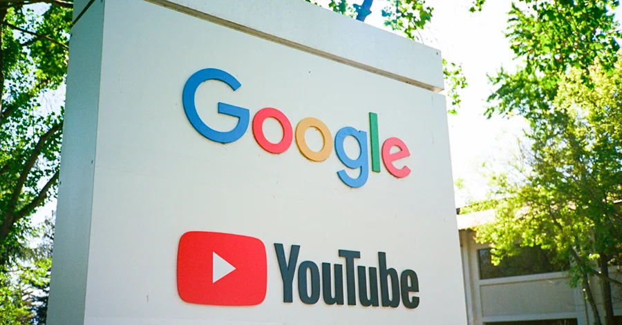 Google công bố rằng họ đã hoàn tất thủ tục mua lại YouTube với giá 1.65 tỷ USD bằng cổ phiếu của Google, hợp đồng này có hiệu lực vào ngày 13 tháng 11 năm 2006. Việc Google mua lại YouTube đã tạo ra một cú hích lớn với thị trường là các website chia sẻ video. 