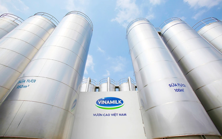 Hệ thống bồn chứa sữa tươi nguyên liệu khổng lồ tại siêu nhà máy sữa Việt Nam của Vinamilk tại Bình Dương, nguồn ảnh: Báo Giao Thông - Chiến lược kinh doanh Vinamilk 