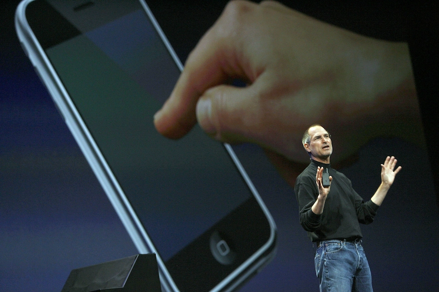 Steve Jobs được mệnh danh là Người đàn ông đặt cả thế giới dưới ngón tay của bạn (ảnh: cheatsheet).