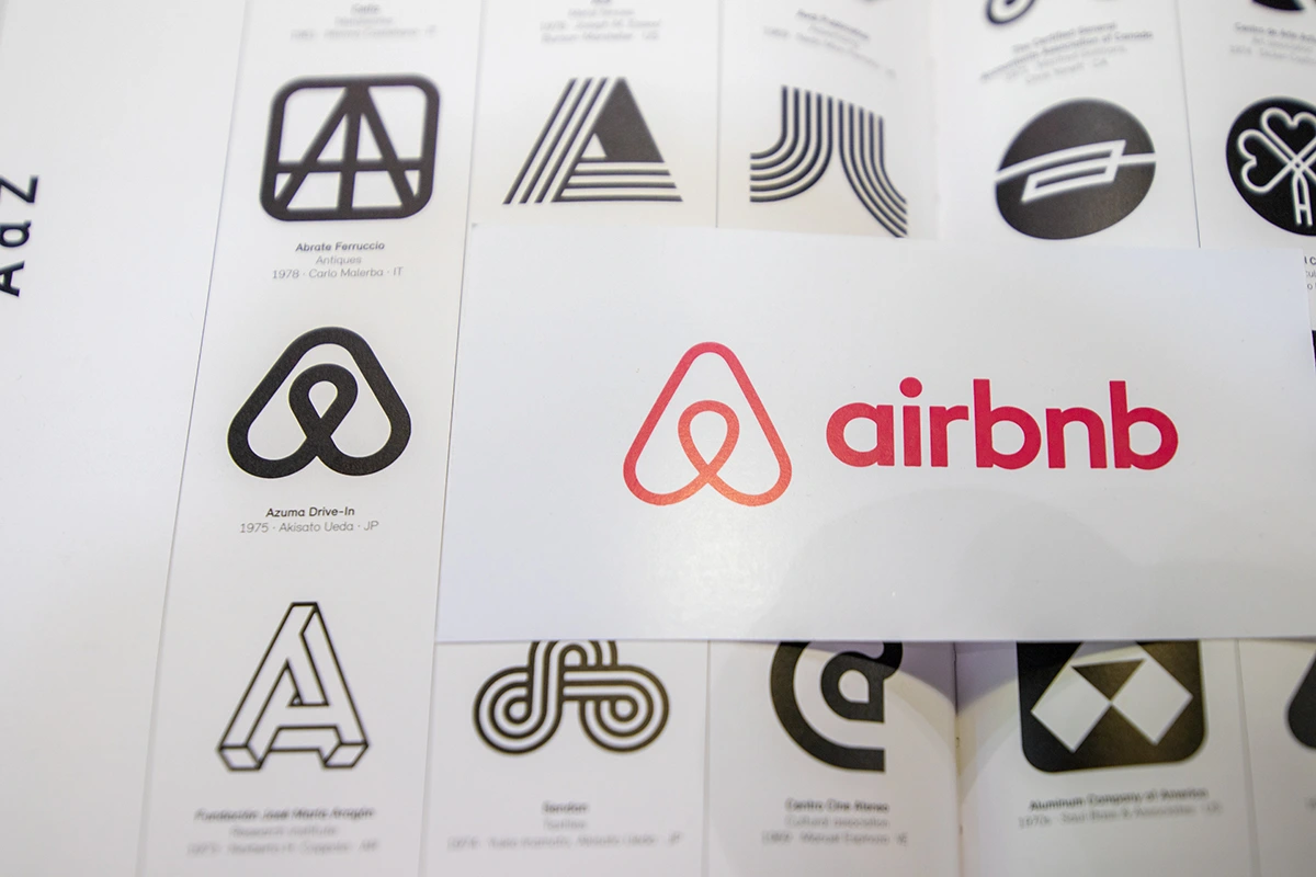Brand Identity là gì: Logo Azuma Drive-In và logo AirBnB (ảnh: vudigital.co)