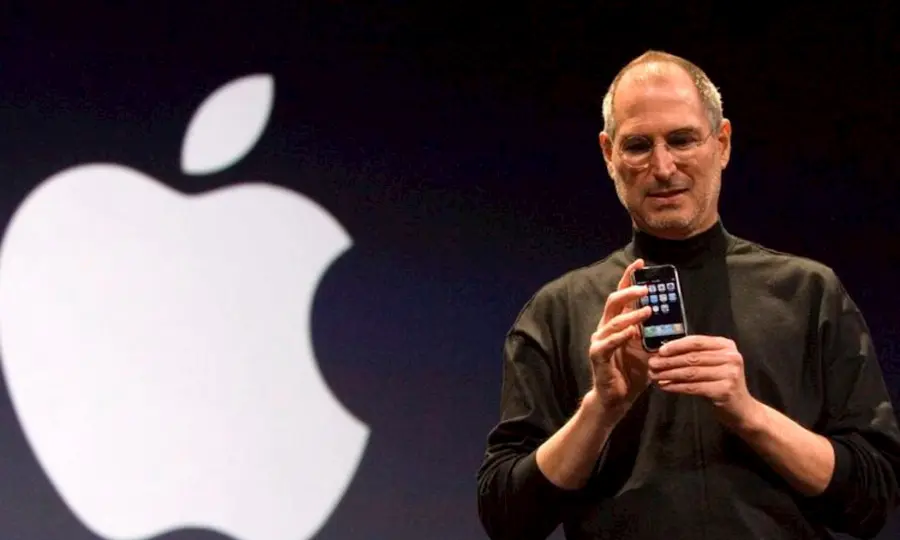 Apple tạo nên cơn sốt với sản phẩm iPhone ngay từ khi ra mắt (ảnh: medium)