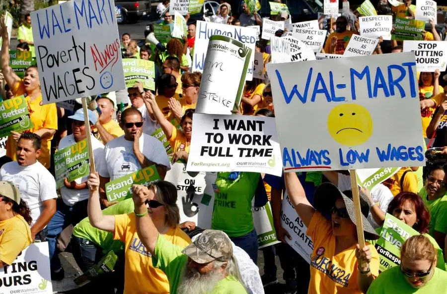 Phúc lợi dành cho nhân viên luôn là thứ gây tranh cãi trong chiến lược thương hiệu Walmart (ảnh: The New York Times)