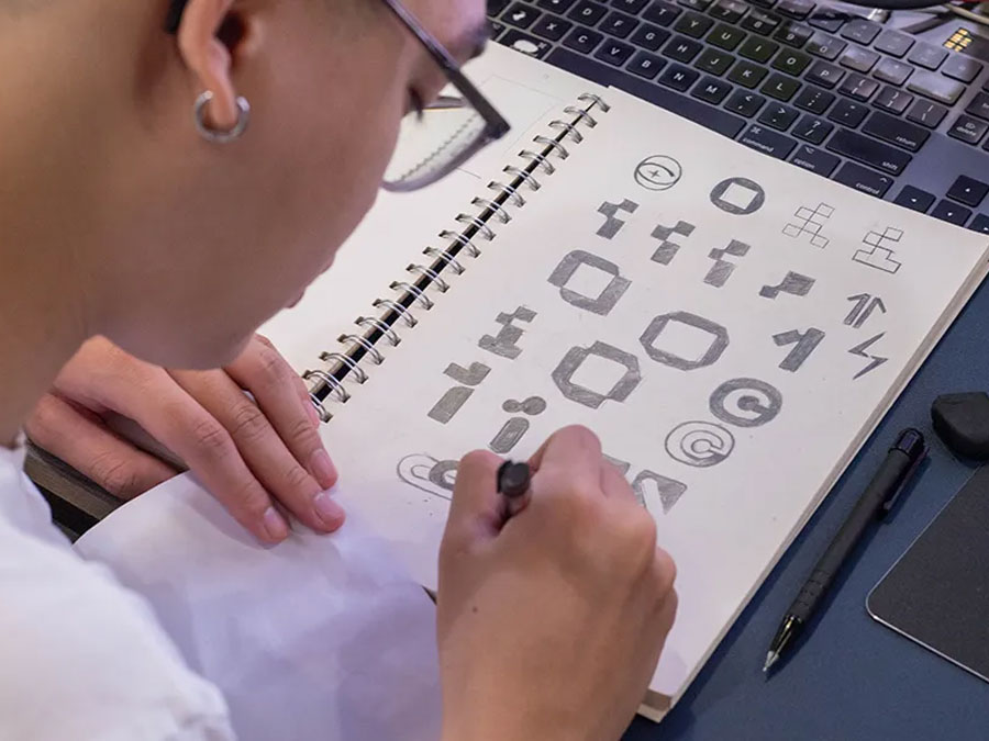 Hoạ sỹ thiết kế logo tại Vũ Digital đang phác thảo ý tưởng logo (ảnh: vudigital.co)