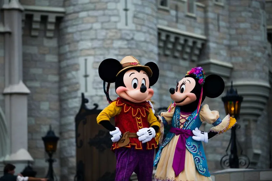 Mascot chuột Mickey và Minnie tại sự kiện của Disney (ảnh: Pexels)