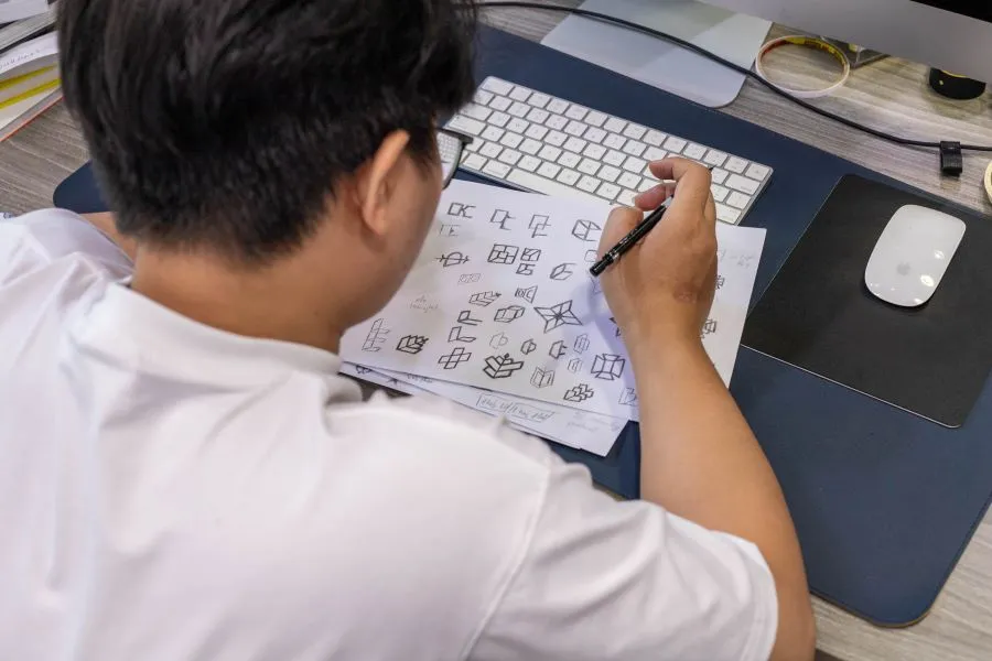 Sketch là gì: Designer tại Vũ trong quá trình phác thảo logo (ảnh: Vudigital.co)