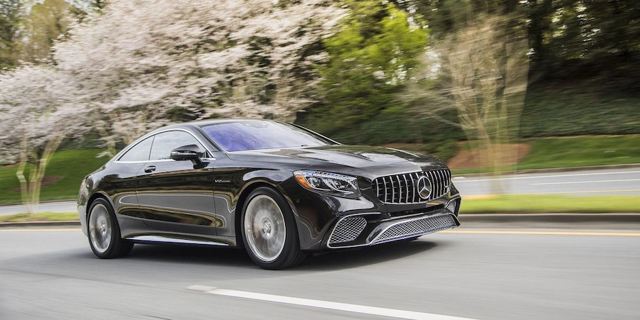 Mercedes Benz chinh phục tâm trí khách hàng bởi sự hào nhoáng và choáng ngợp (ảnh: Road &amp; Track).