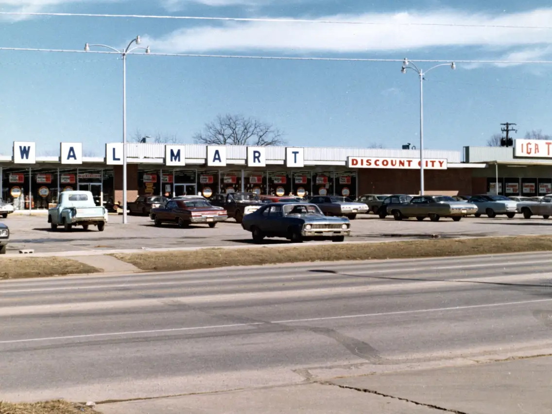 Cửa hàng Walmart đầu tiên ở thị trấn Rogers, Arkansas (ảnh: Business Insider)