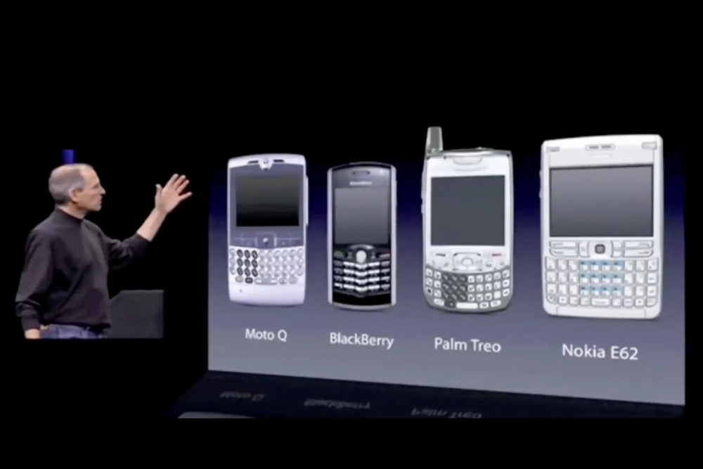 Đúng như Steve Jobs nói giờ chẳng ai muốn nhắn tin trên những chiếc bàn phím vật lí nữa (ảnh: Macworld).