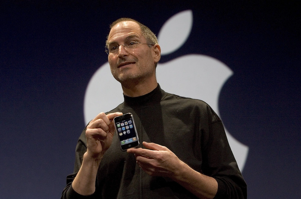 iPhone có lẽ đã không ra đời nếu Motorola ROKR không làm Steve Jobs phát điên (ảnh: Esquire).