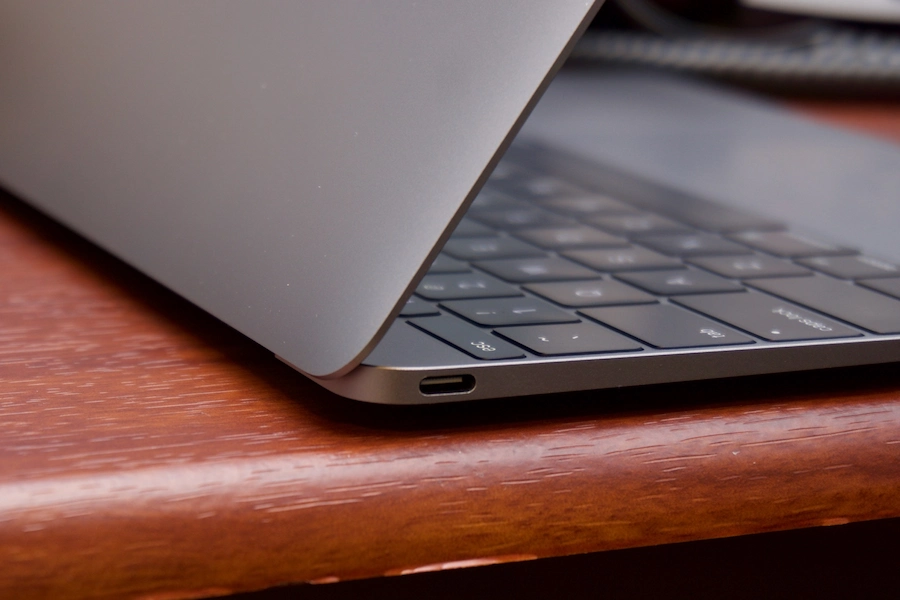 Macbook "siêu mỏng" đã ảnh hưởng trực tiếp đến sức mạnh thương hiệu Apple (ảnh: Ars Technica).