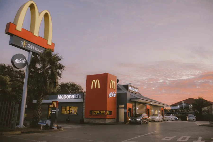 Khi khách hàng có những liên kết thông tin mạnh mẽ với McDonald's, khả năng thương hiệu được lựa chọn sẽ cao hơn (ảnh: Unsplash)