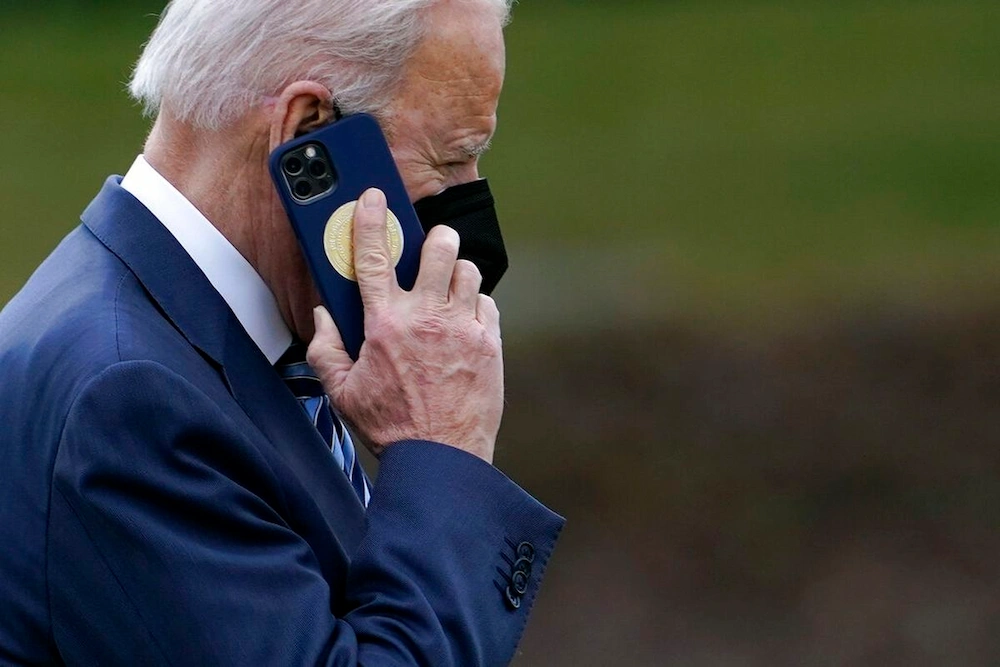 Chiếc iPhone mà Tổng thống Joe Biden đang sử dụng (ảnh: detiklnet).