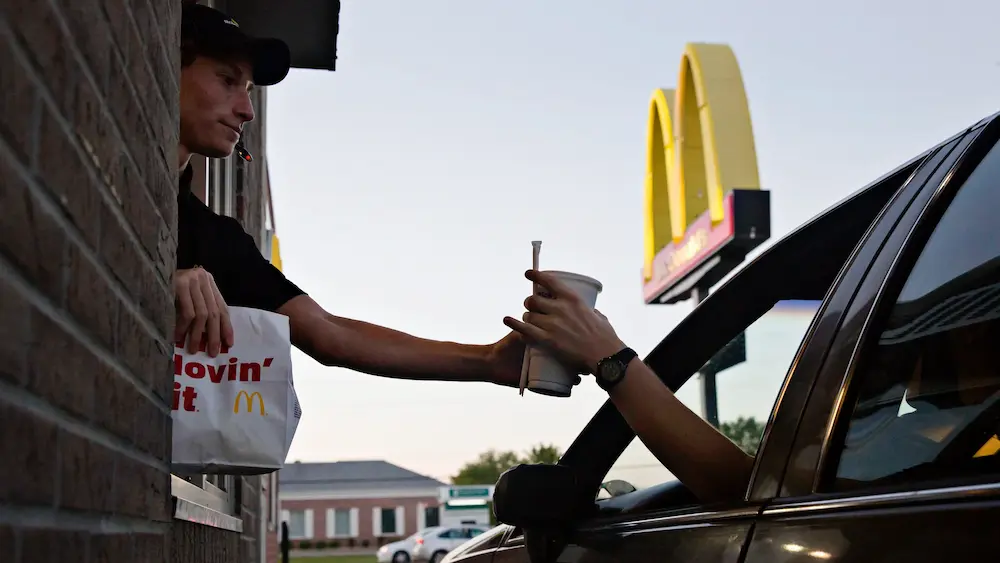 Thương hiệu toàn cầu McDonald's luôn nhất quán trong quy trình bán hàng (ảnh: Bon Appetit).
