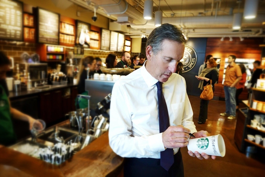 Howard Schultz ghé thăm một cửa hàng Starbucks (ảnh: The New York Times).