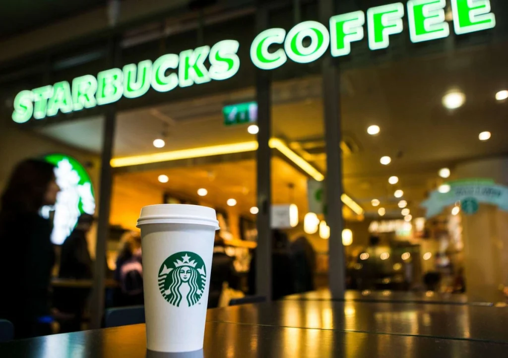 Vì sao bạn không thể nhượng quyền Starbucks? (ảnh: Vietnam Insider).