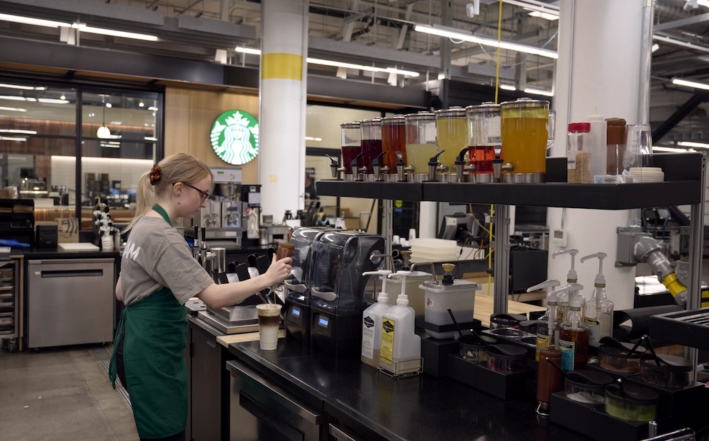 Số lượng cửa hàng Starbucks chưa bao giờ là ưu tiên lớn nhất (ảnh: WSJ).