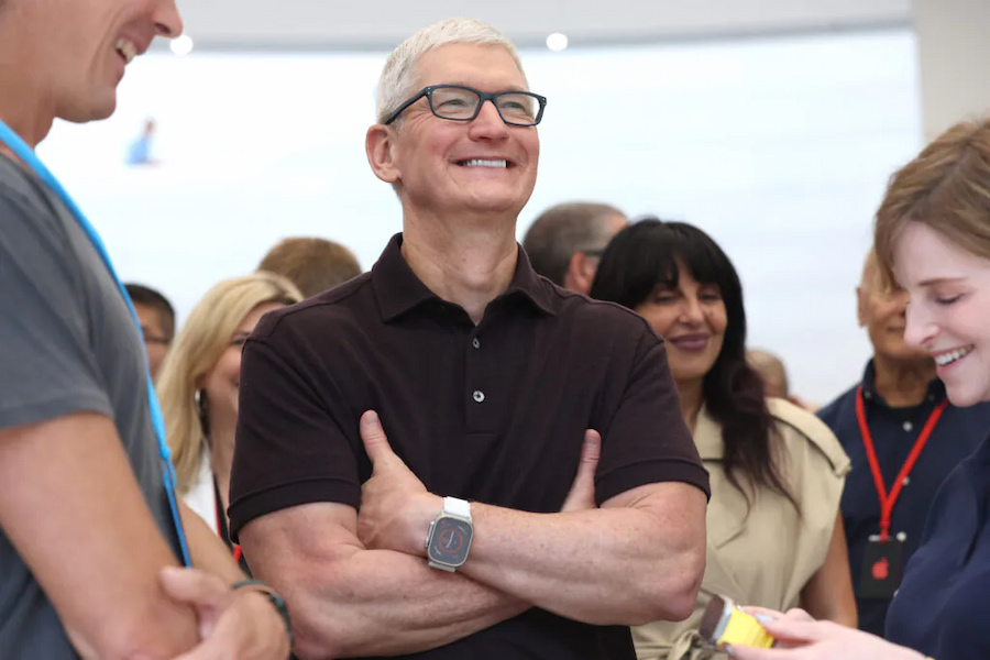 Tim Cook cũng dần thay đổi phong cách và hình ảnh cá nhân (ảnh: Getty Images).